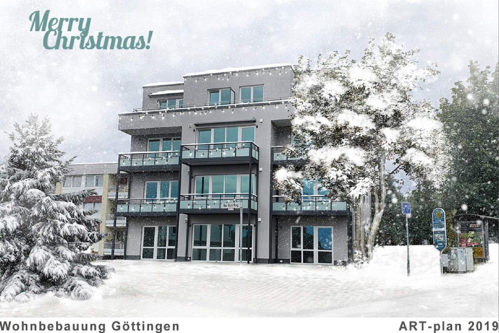 Ein Gebäude mit Schnee auf dem Boden und Bäumen im Hintergrund.