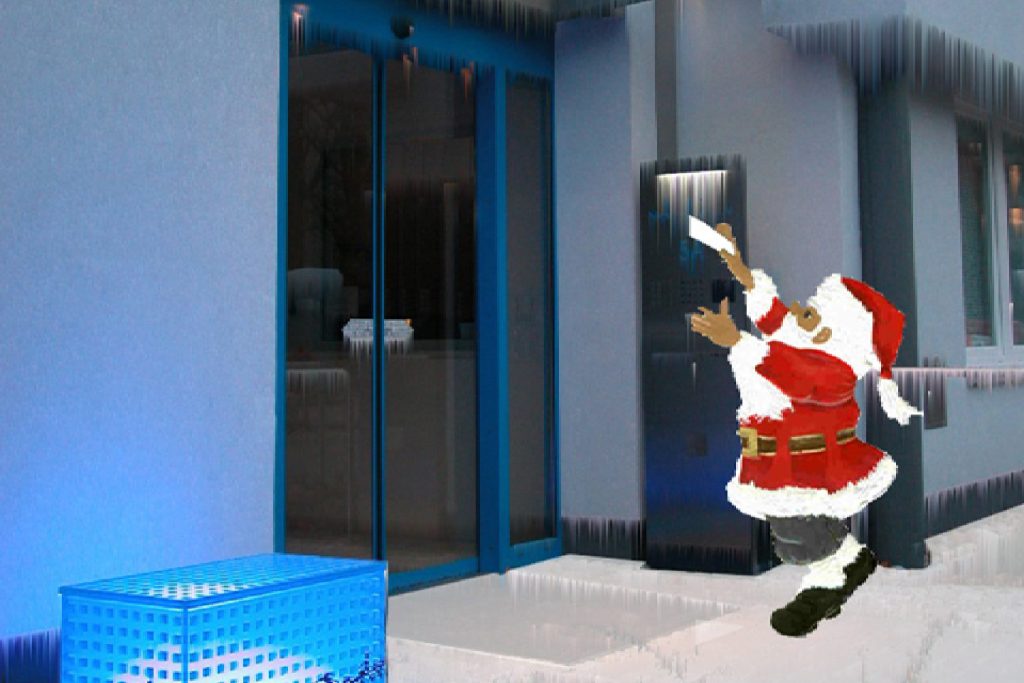 Ein Weihnachtsmann steht vor einem Haus und lächelt, umgeben von festlicher Dekoration.